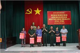  Chính ủy Quân khu trao tặng nhà tình nghĩa và tặng quà gia đình chính sách huyện Gio Linh, tỉnh Quảng Trị